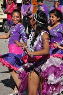 Dança e folia no carnaval de Isla Mujeres, no litoral sul do México, do lado do Caribe